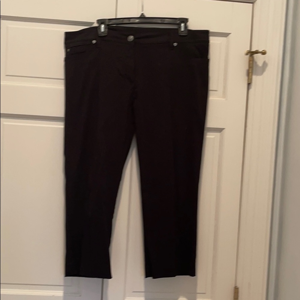 Black capris pants.
